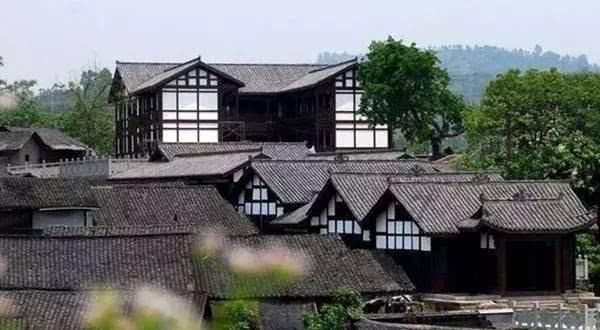 辣目洋子曾登上《男人装》泳装造型搭配灿烂笑容,性感又明媚