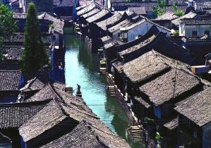 徐帆素颜带娃探班，冯小刚冷漠引争议，17岁养女高挑被赞像王祖贤